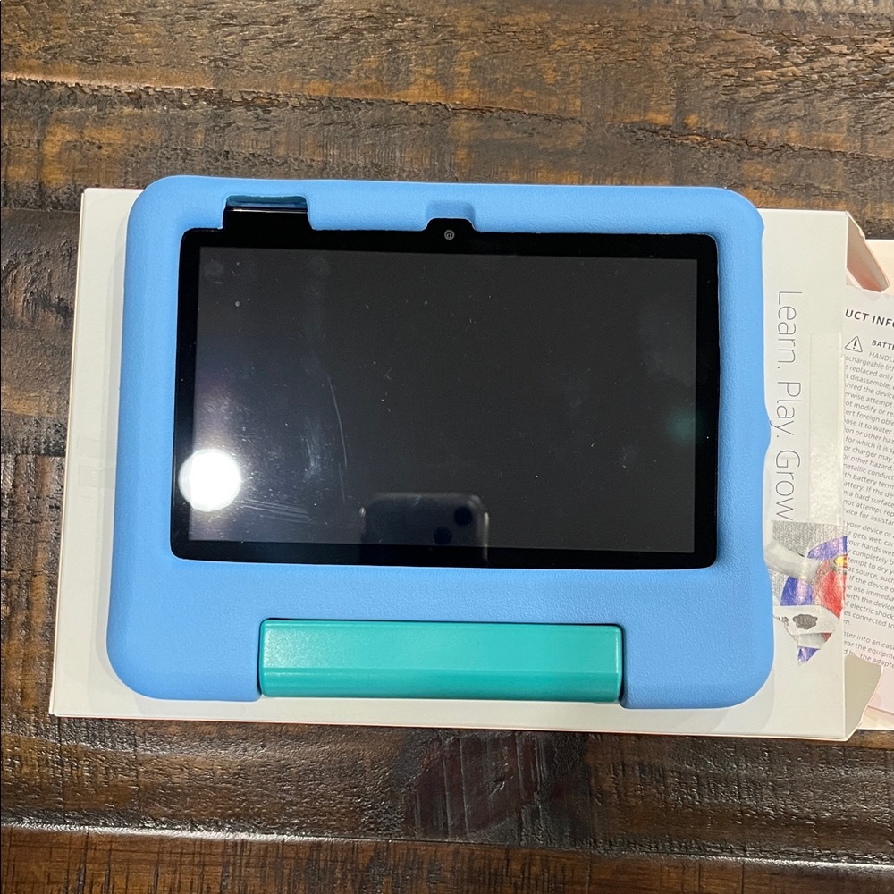 Amazon Fire 7 Kids Tablet in Blue with Green Stand - Picture 3 of 4
